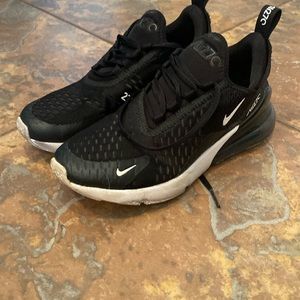 boy’s nike air maxes size 4.5